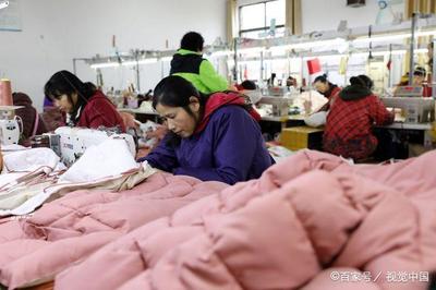 江苏扬州:春节将至,服装厂村民加工忙