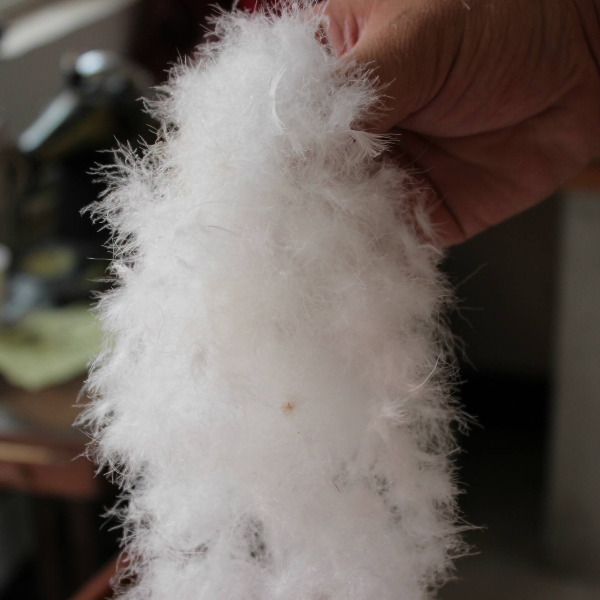 厂家直销内销吊绒90白鸭绒 高蓬松羽绒制品填充物与批发市场解析